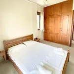 Malakassis House アパート